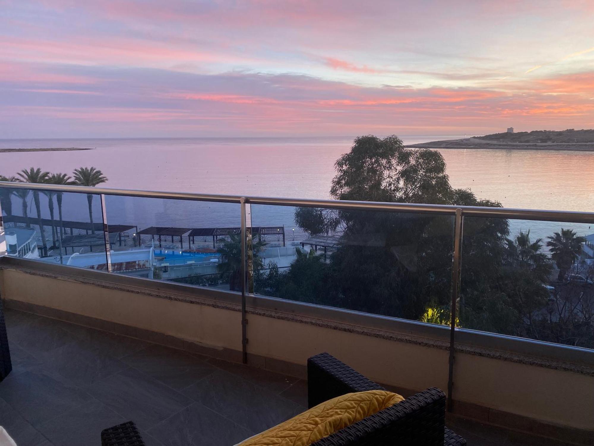 Sunrise Bay - Frontline Sea Views Appartement