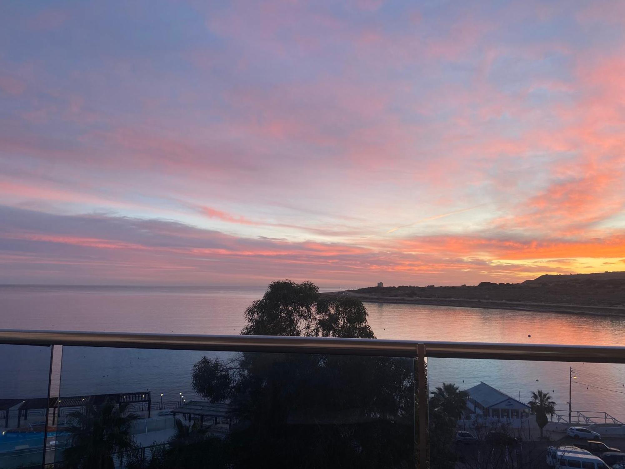 Apartment Sunrise Bay - Frontline Sea Views